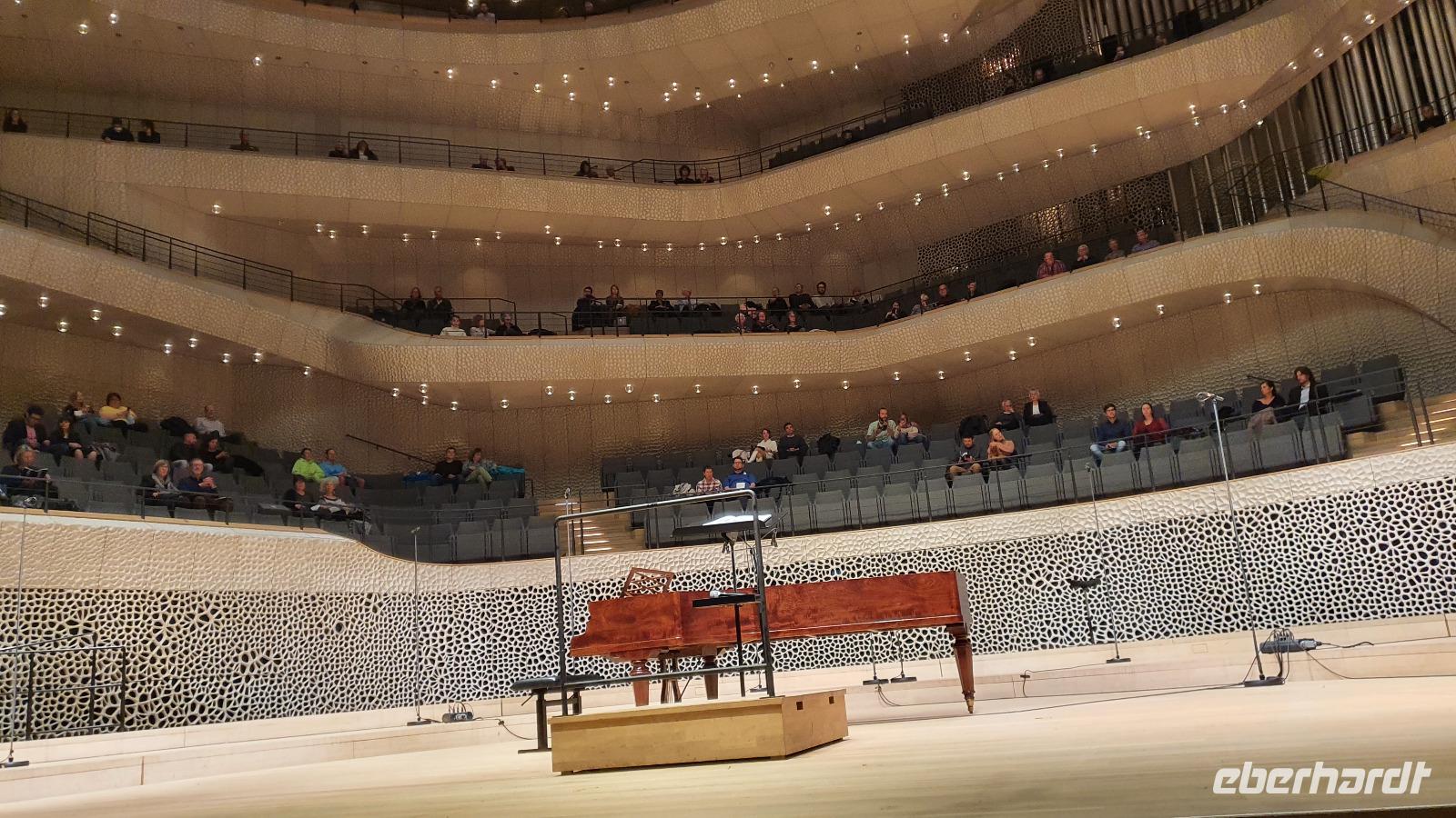 vor dem Auftritt des NDR Chores im großen Saal der Elphi