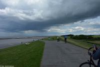 Es ist windig in Ostfriesland....Mutiger Blick über den Deich 