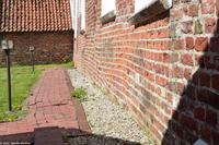 Halbinsel Krummhörn - Greetsiel - alte Gebäude ohne Pfahlfundament versinken über die Jahrhunderte im Matsch der Marsch