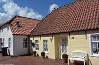 Diese Fassaden sind neben den klassischen roten typischen Backstein vor - sie imitieren große Granitblöcke und damit traditionell Wohlstand vor. In Wirklichkeit alles nur Fassade - aber schön...