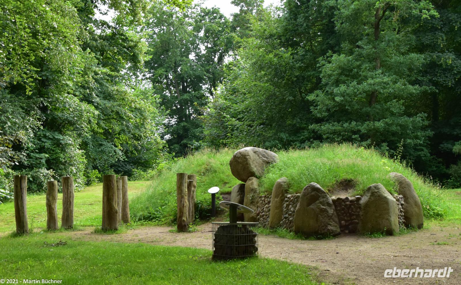 Rekonstruiertes Großsteingrab Tannenhausen - heute ein Vorort von Aurich - die ältesten Grabfunde sind über 5.000 Jahre alt und ließen sich der Trichterbecherkultur zuordnen 