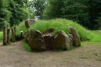 Rekonstruiertes Großsteingrab Tannenhausen - heute ein Vorort von Aurich - die ältesten Grabfunde sind über 5.000 Jahre alt und ließen sich der Trichterbecherkultur zuordnen 