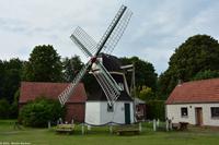 Rekonstruiertes Großsteingrab Tannenhausen - heute ein Vorort von Aurich - unweit des neolithischen Grabes befindet sich noch eine kleine Holländerwindmühle