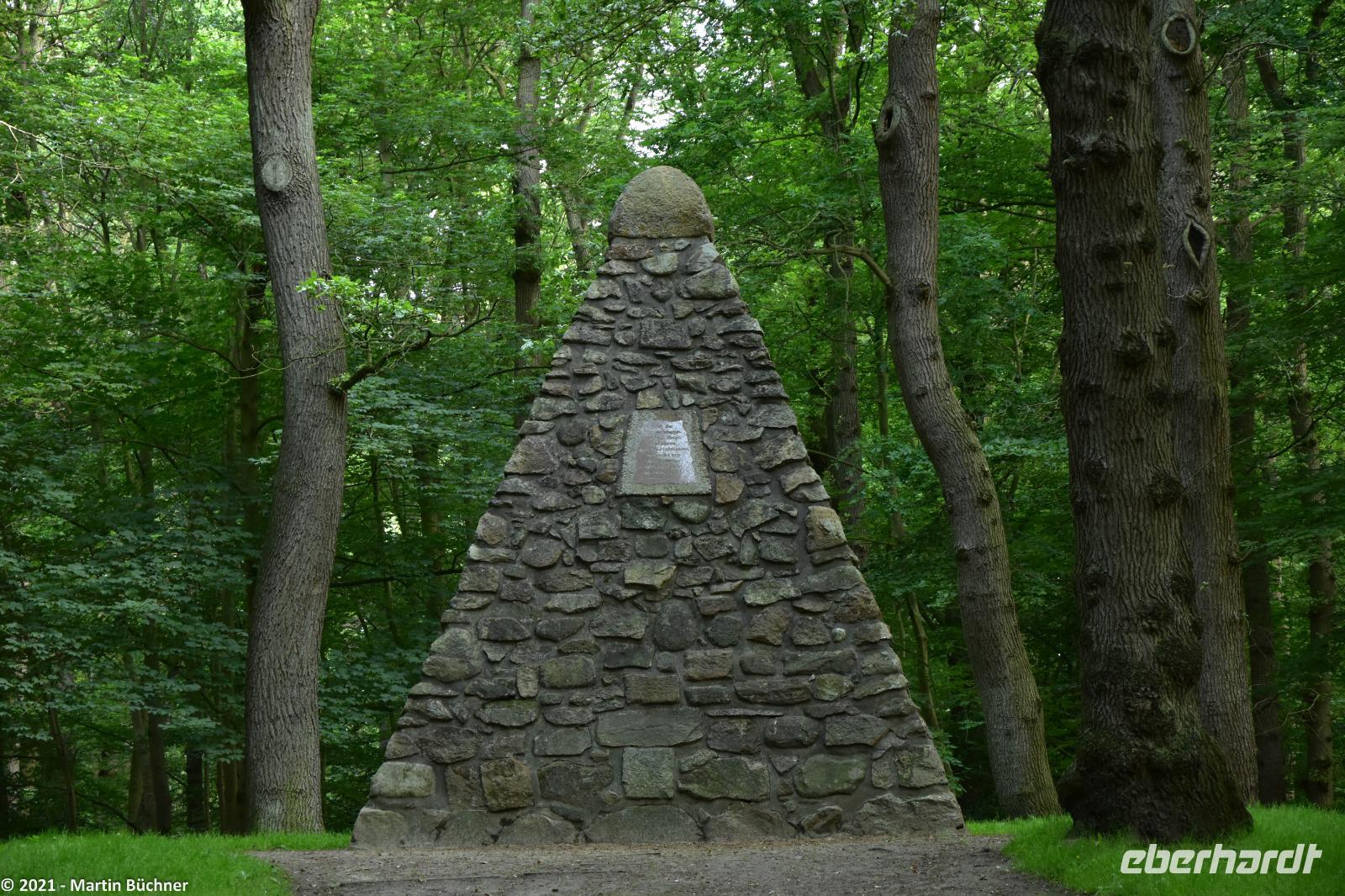 Upstalsboom - Denkmal für die Freiheit und Einheit aller Friesen - alter Tingplatz (Versammlungsort an dem Recht gesprochen wurde)