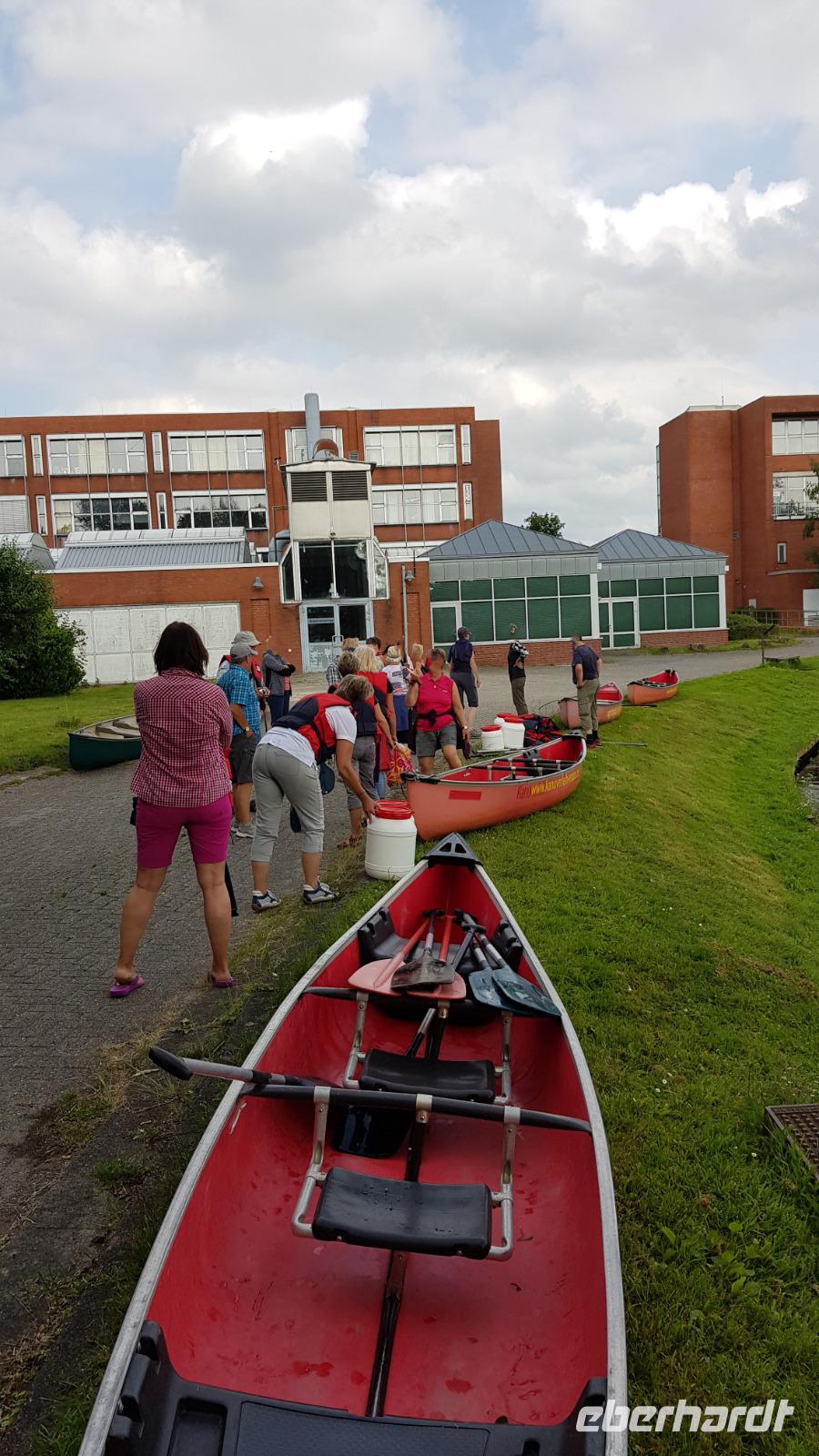 Mit Kanadiern durch die Emder Kanäle