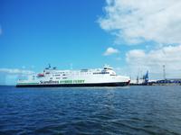 Auf dem Rückweg nach Warnemünde haben wir noch eine Hafenrundfahrt