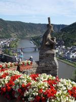 DSCN4925 Wappenlöwe mit unserem Schiff im Hintergrund , rechts