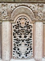 Künstlerische Holzschnitzerei im Vogelpark Walsrode