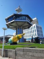 Travemünde - Kontrollturm der Verkehrszentrale mit historischer Markierungstonne der ehemaligen DDR-Grenze in der Ostsee