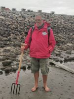 Mit seiner Neptunsgabel zeichnet er uns die Erklärungen in den Sand, Büsum