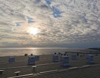 Wir genießen Sekt am Strand