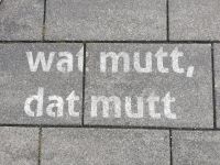 Typisch Norddeutsche, auf dem Trottoir von Büsum