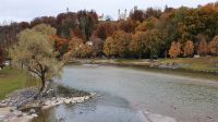 Bad Tölz, am Ufer der Isar mit Blick auf den Kalvarienberg