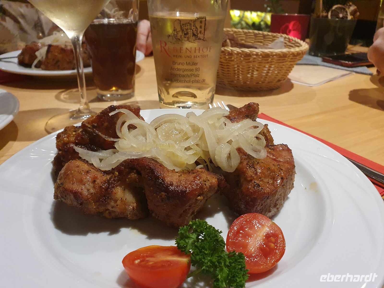 Spießbratenessen im Weingut in der Pfalz