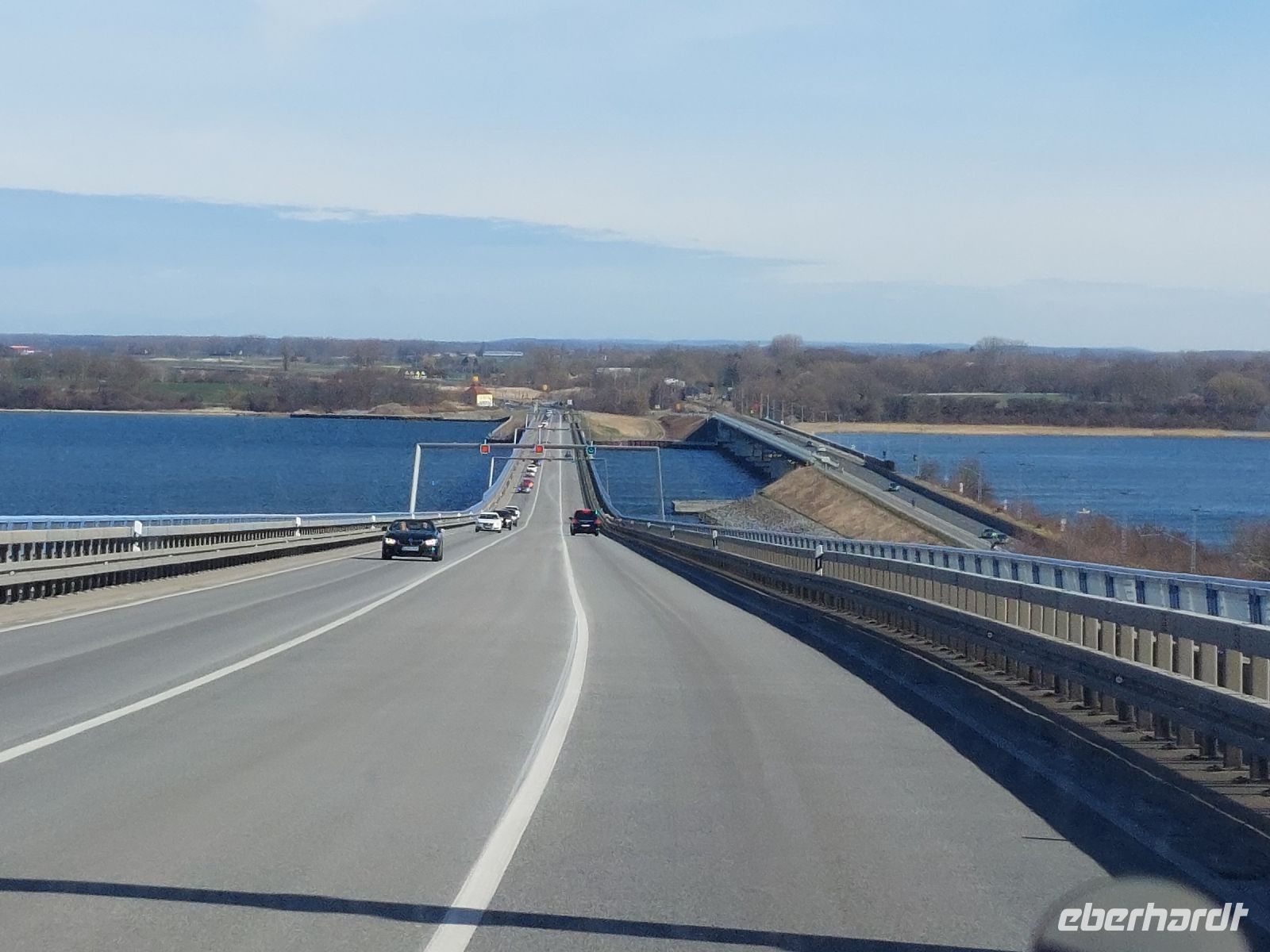 Blick auf den alten Rügendamm mit der alten Rügenbrücke