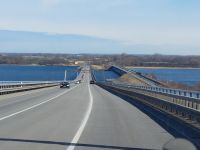 Blick auf den alten Rügendamm mit der alten Rügenbrücke