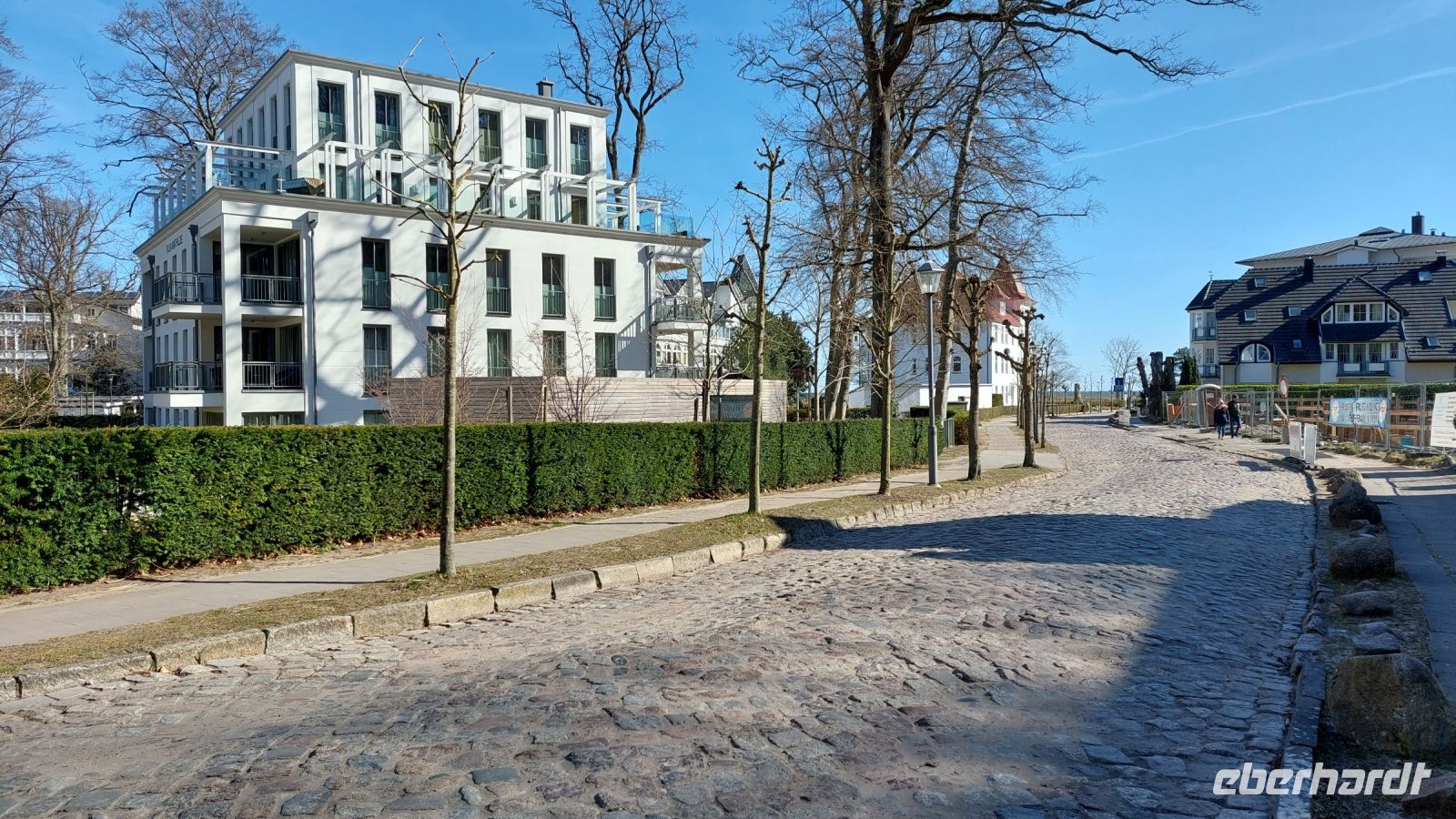 Historie (Straße) trifft Moderne (Haus)