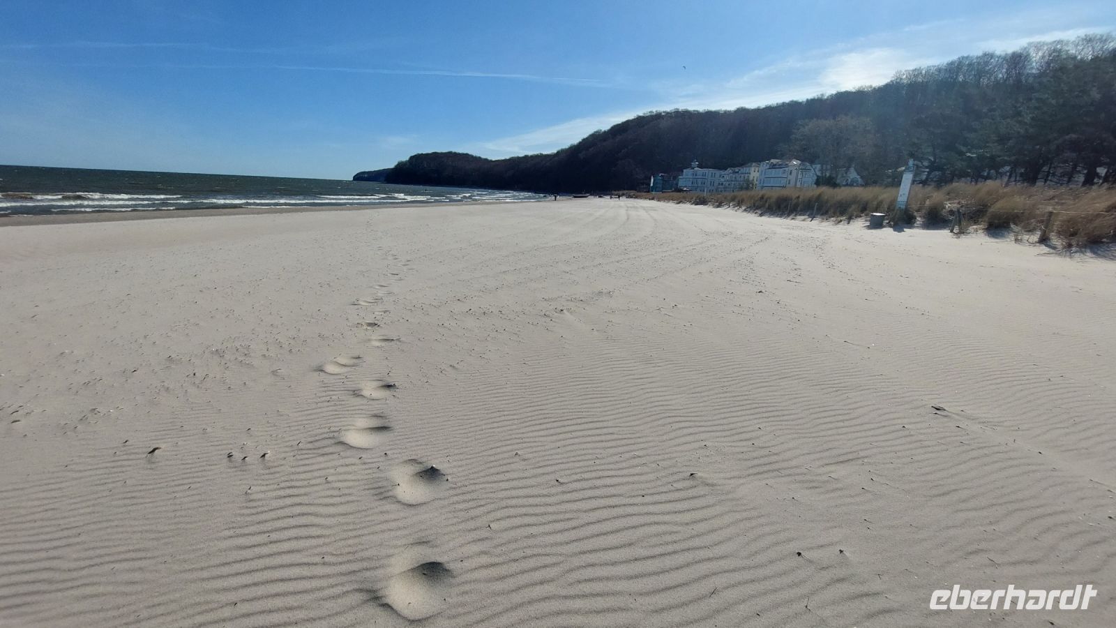 Sandwellen und Spuren im Sand