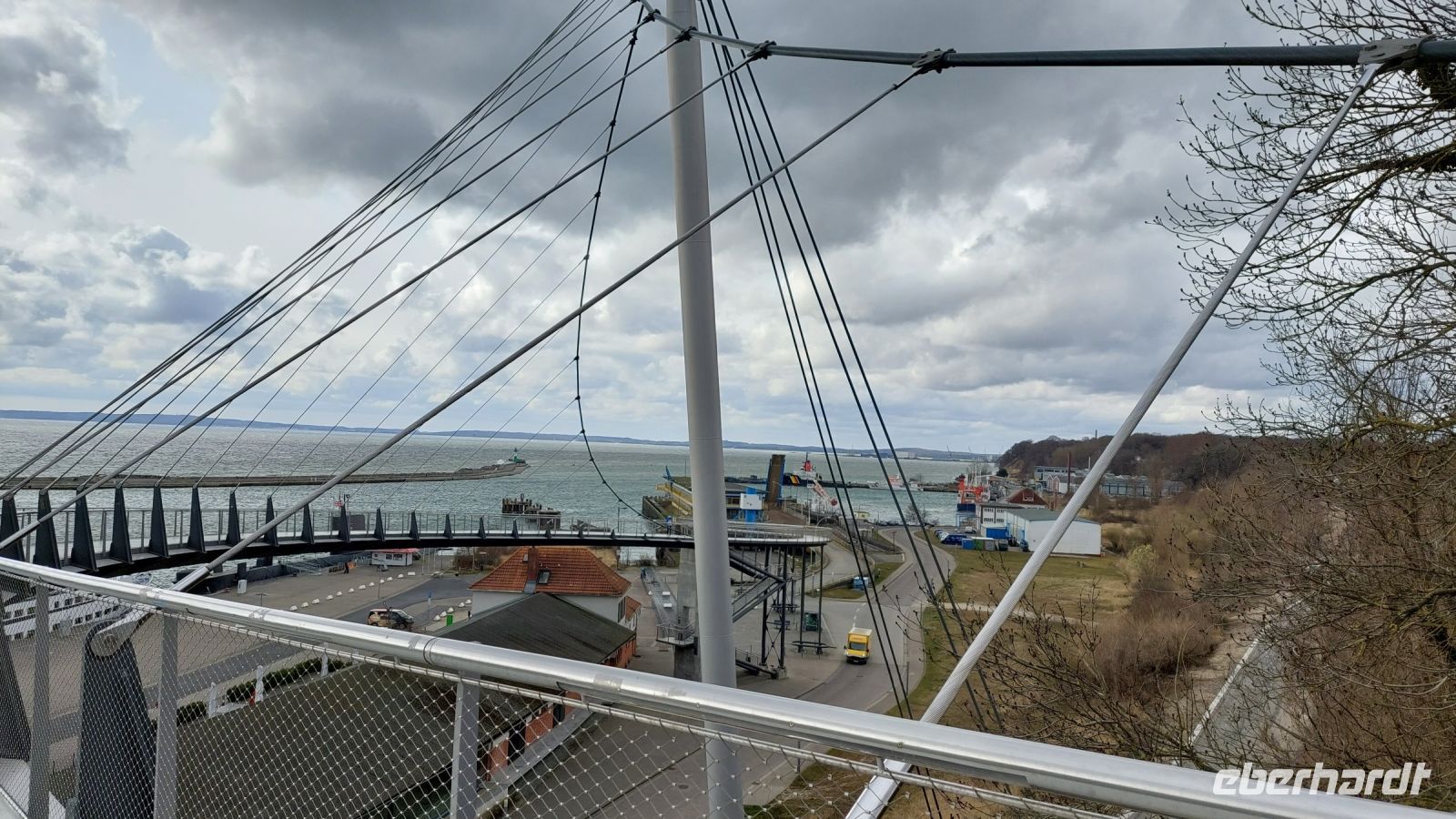 Blick von der Fußgängerbrücke auf den Hafen Sassnitz