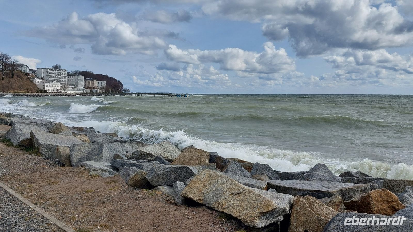 Wellenbrecher am Strand von Sassnitz