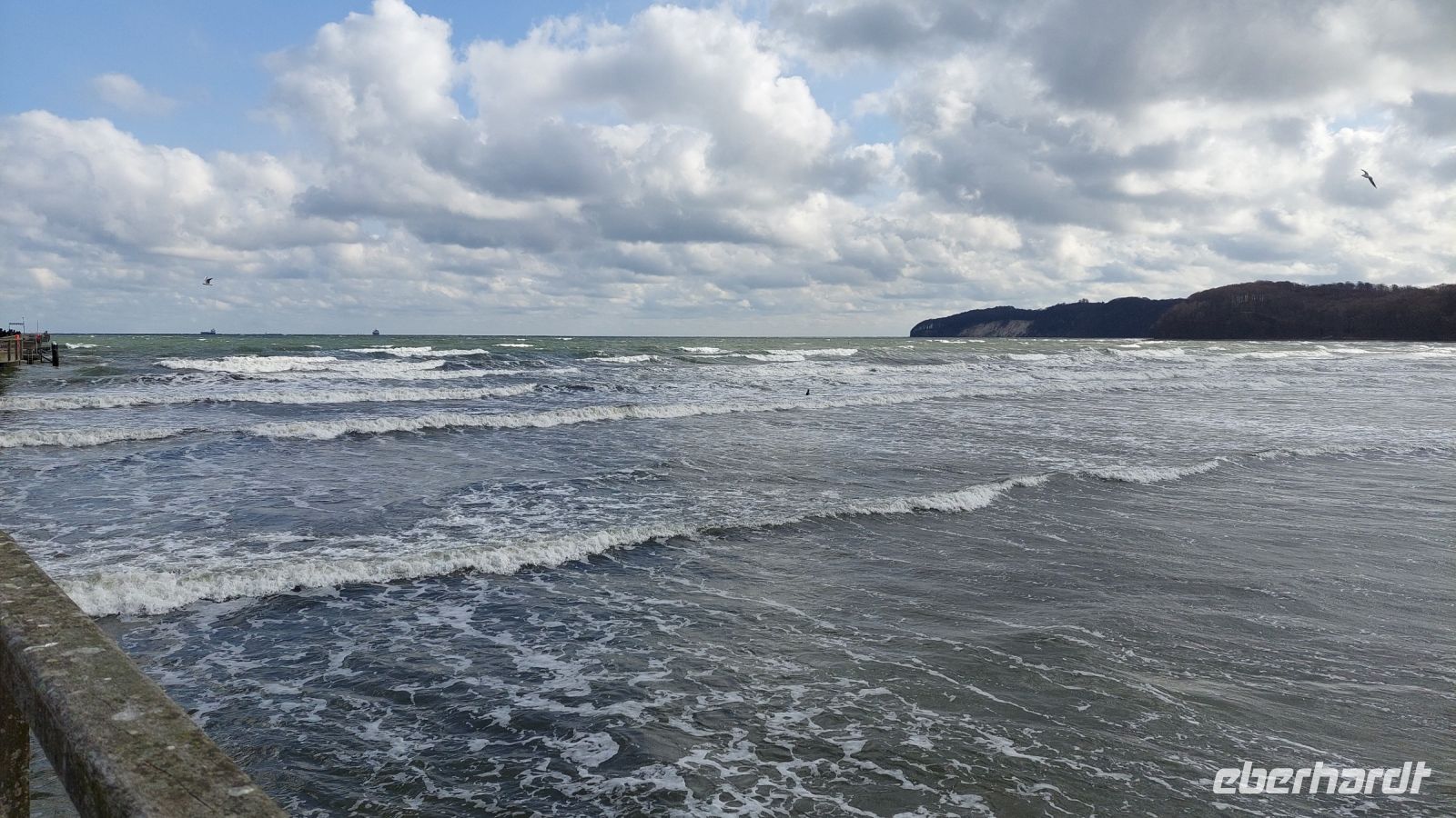 heute sind sogar Surfer auf dem Wasser