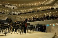 Die Ränge füllen sich