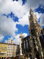 051 ,Marienplatz München, Rathaus, im Hinergrund die Frauenkirche