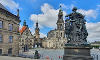 Schlossplatz in Dresden mit Residenzschloss und katholischer Hofkirche