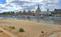 Blick von der Augustusbrücke auf die Elbe und die Brühlsche Terrasse in Dresden