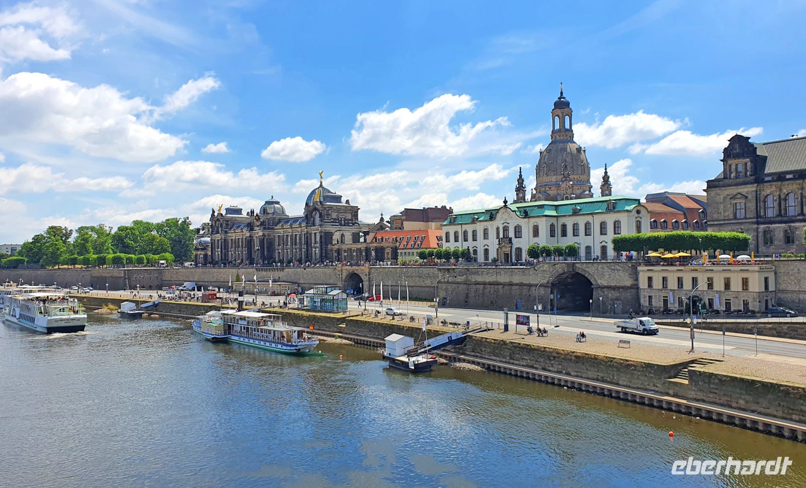 Blick von der Augustusbrücke auf die Elbe und die Brühlsche Terrasse in Dresden
