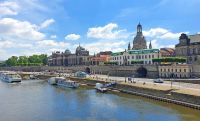 Blick von der Augustusbrücke auf die Elbe und die Brühlsche Terrasse in Dresden