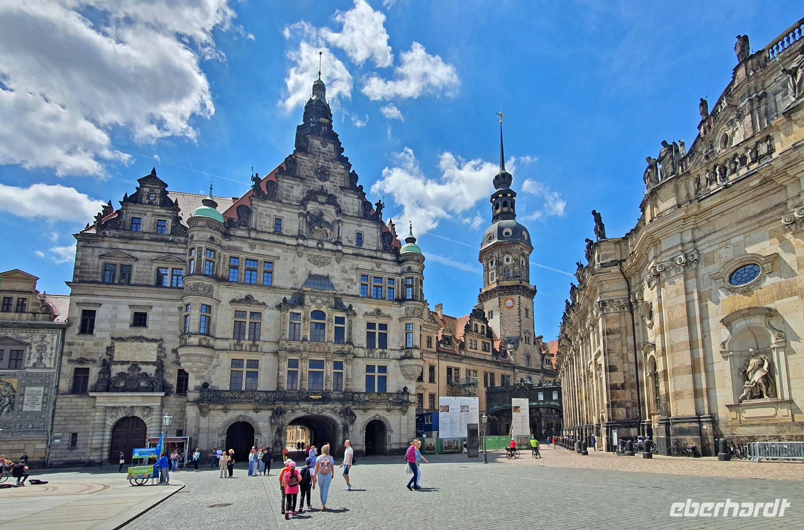 Schlossplatz in Dresden mit Residenzschloss und Georgentor