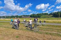Fahrradtour auf dem Elberadweg - Fotostopp gegenüber der Saloppe und den Weinhängen