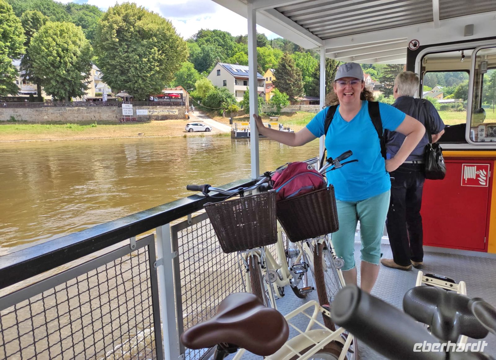 Überquerung der Elbe mit der Elbfähre Niederpoyritz - Reiseleiterin Kristin