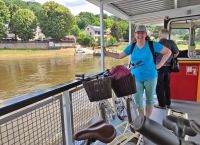 Überquerung der Elbe mit der Elbfähre Niederpoyritz - Reiseleiterin Kristin