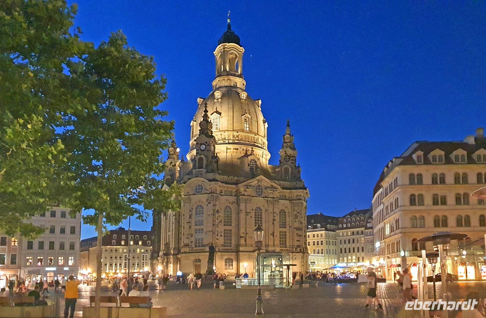 Ausklang des Tages am Dresdner Neumarkt mit Blick zur Frauenkirche