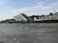 Gebäude am Hafen mit Form eines Kreuzfahrtschiff