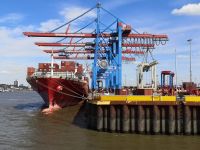 Frachtschiff wird beladen