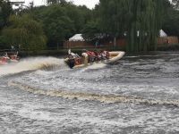 Wilde Fahrt auf kleinem See