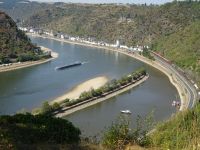 Rundfahrt: Blick vom Loreley-Felsen auf den Rhein