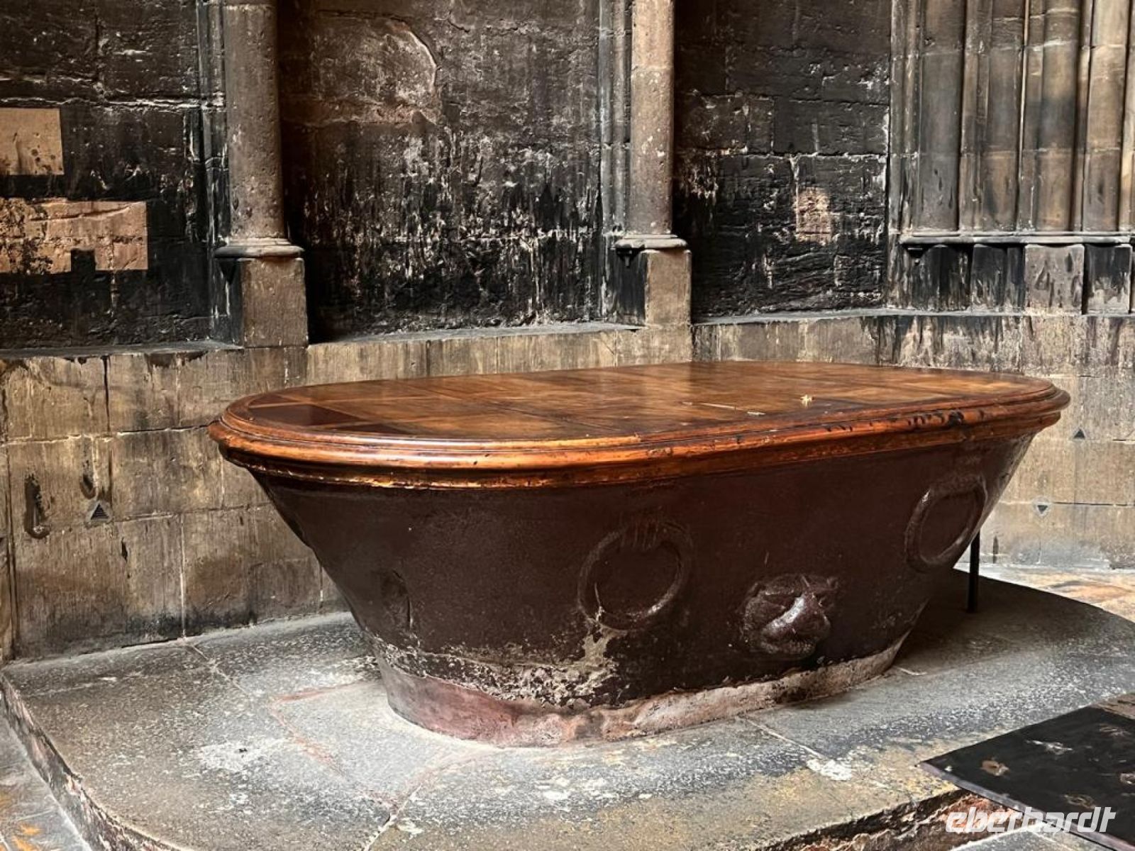 Tag 5, Metz, Kathedrale  römische Badewanne als Taufbecken 