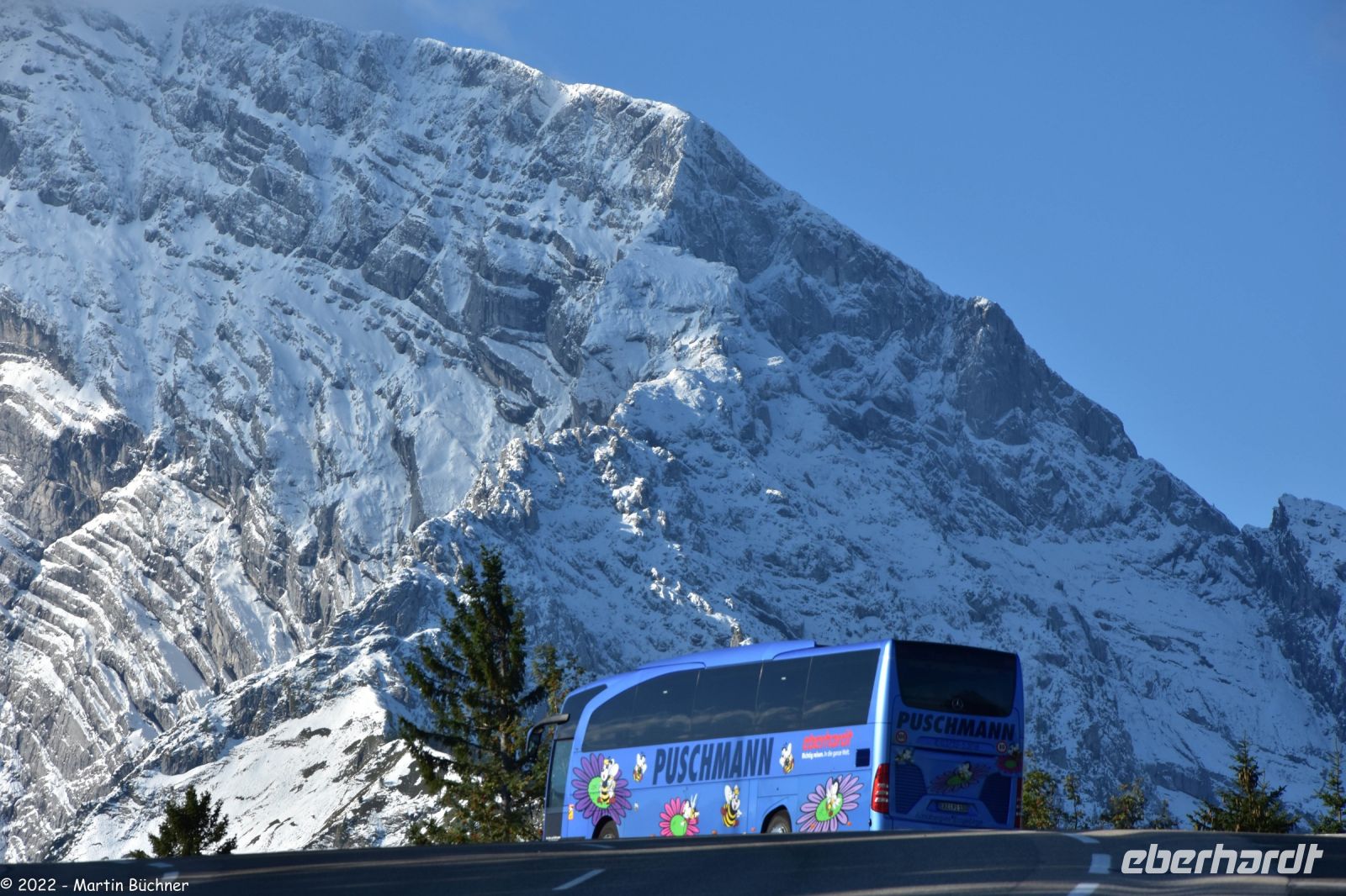 Roßfeldpanoramastraße - Eberhardt Reisebus vor dem Hohen Göll