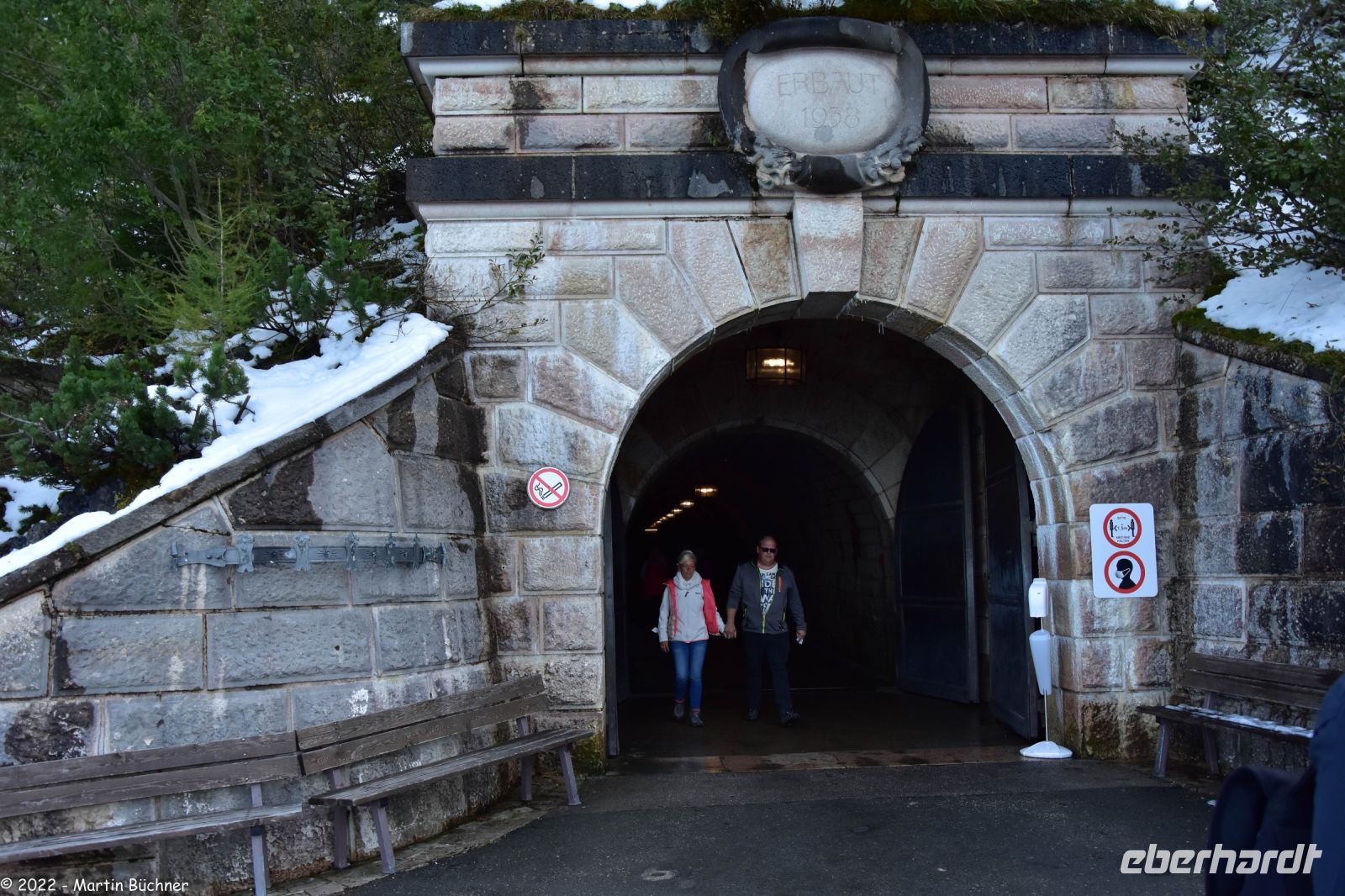 Aufstieg zum Kehlsteinhaus - Wer nicht gehen will - findet im Tunnel den Aufzug direkt hinauf ins Kehlsteinhaus