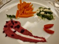 Menü an Heiligabend - Hummus von der roten Beete mit glacierten Karotten, Hirtenkäse und Feldsalat