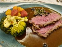 Menü an Heiligabend - Rosa gebratener Kalbsrücken auf Glühweinjus mit Kartoffel-Gnocchivariante und Brokkoli