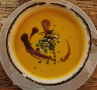 Wir lassen es uns im Kellerrestaurant des Jagdschlosses schmecken, hier Kürbissuppe