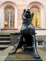 Skulptur eines riesigen Jagdhundes am Eingang des Schlosses Granitz