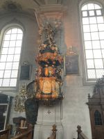 weihnachtlich geschmückte Kanzel