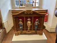 ...viele Frauenfiguren!