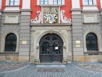 Eingang zum Rathaus was mal ein Kaufhaus werden sollte